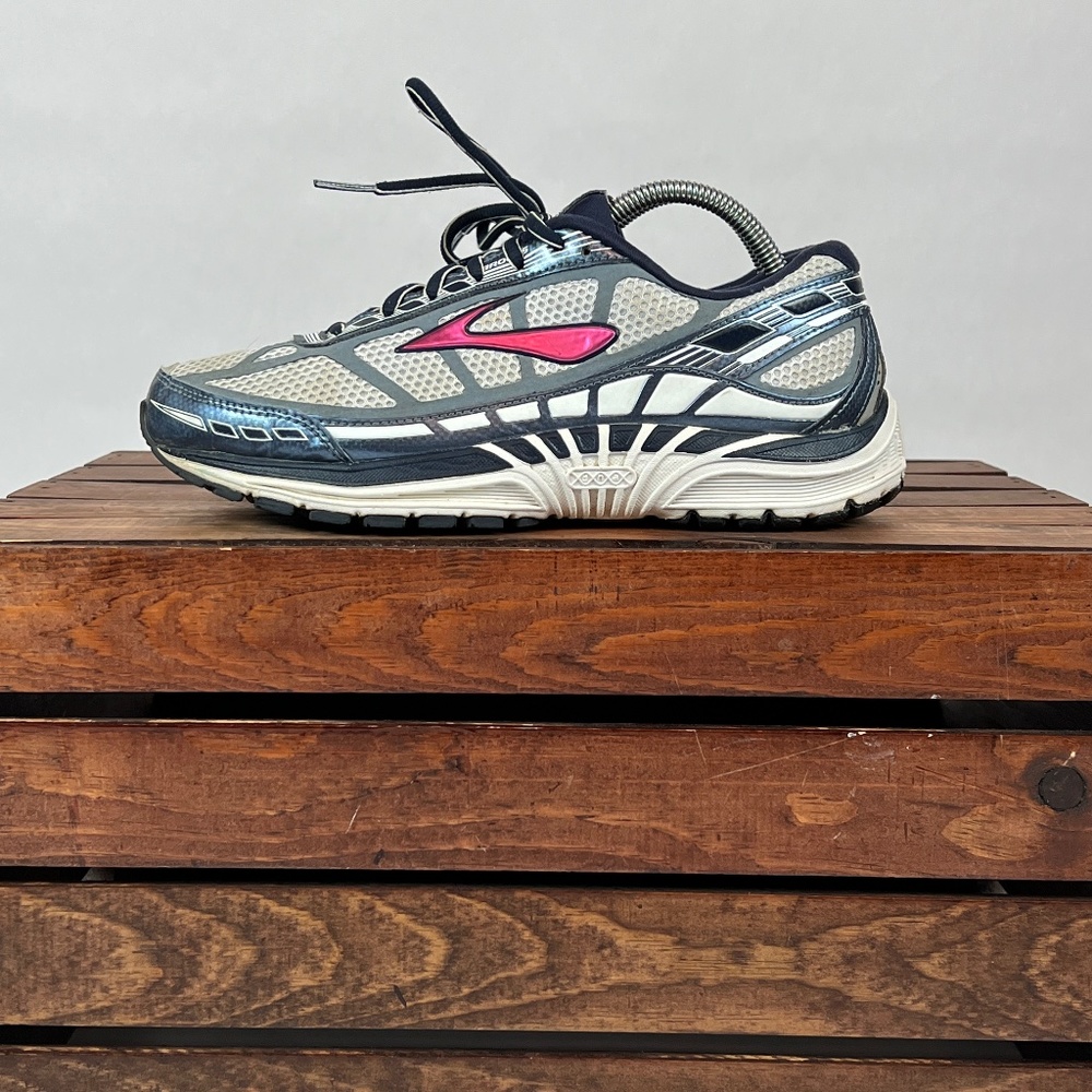 Brooks DYDA Running Sneakers Mens size 10 Gray Pink Low Top 1201631 D065